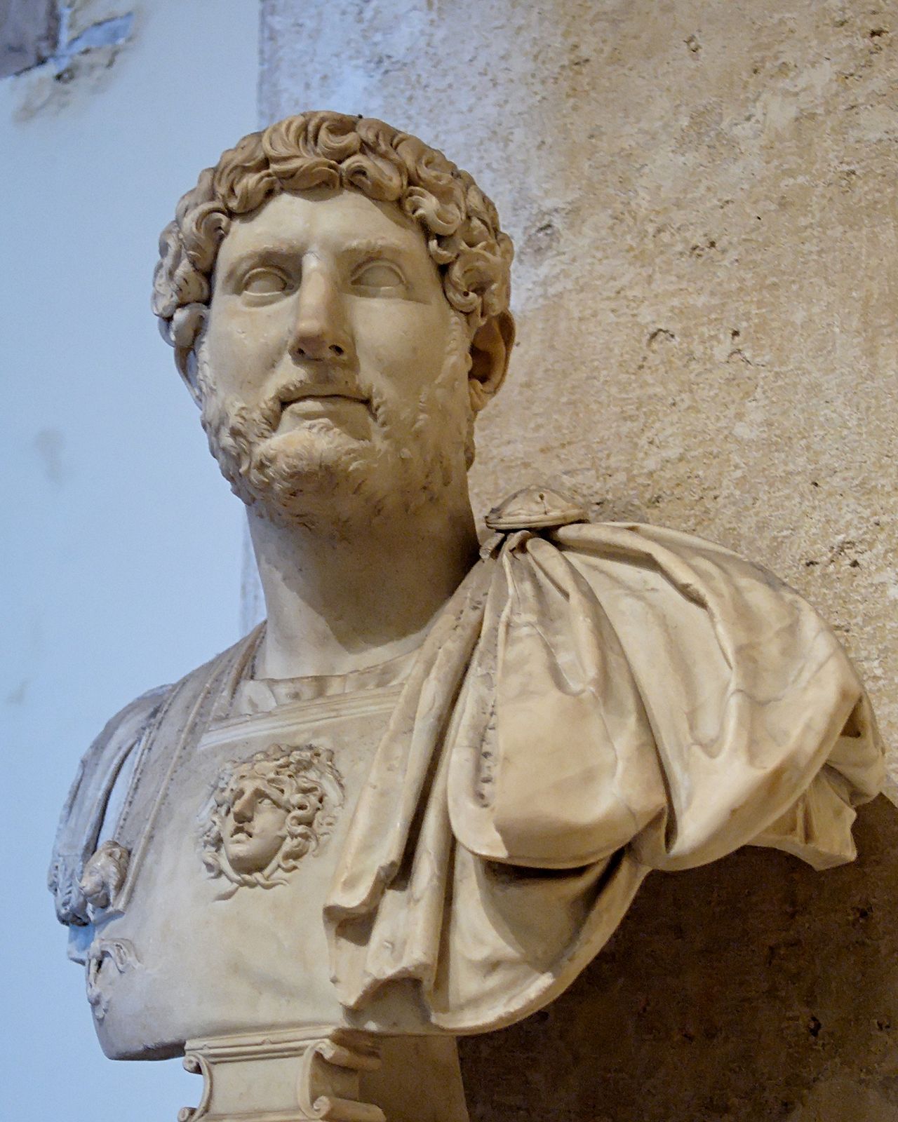 Busto en mármol del emperador Adriano, hallado en Anzio, Museos Capitolinos de Roma