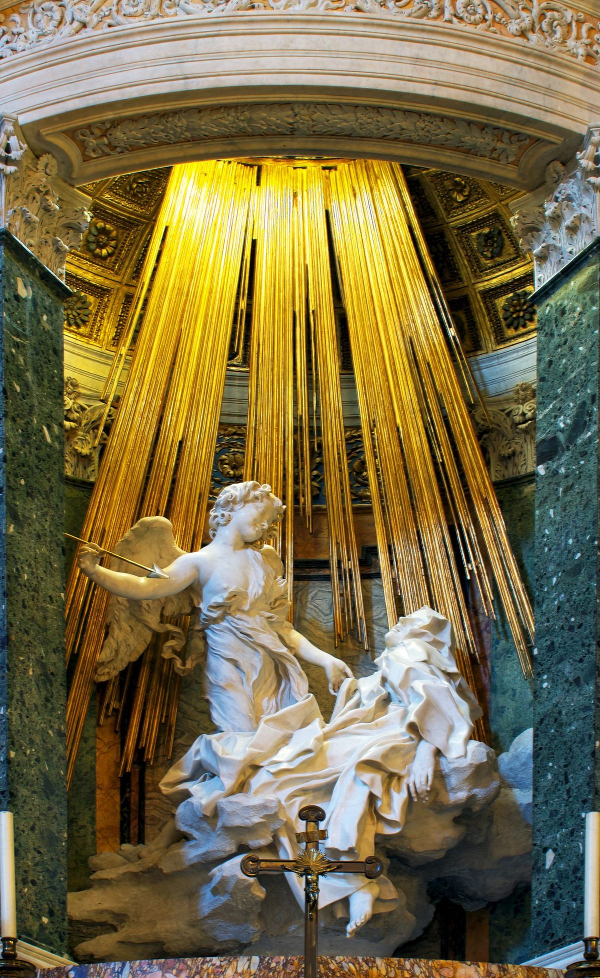 Escultura del Éxtasis de Santa Teresa de Gian Lorenzo Bernini en la Capilla Cornaro de Santa Maria della Vittoria de Roma, 1652