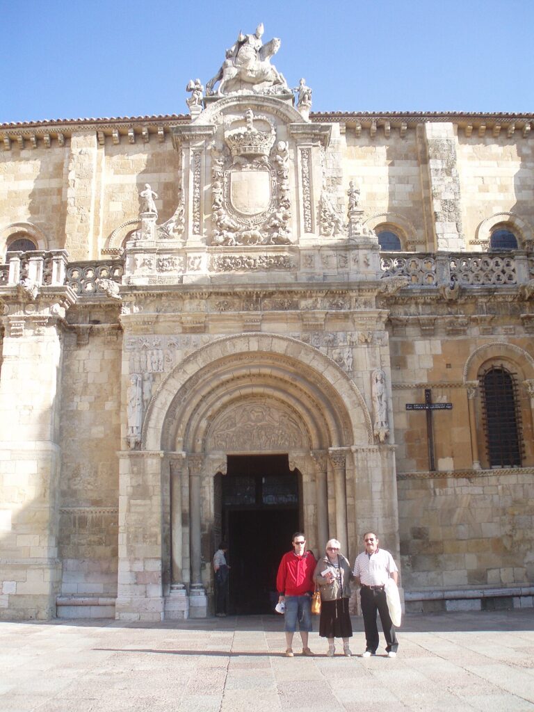 Portada lateral de la Real Colegiata de San Isidoro de León con estatua de San Isidoro