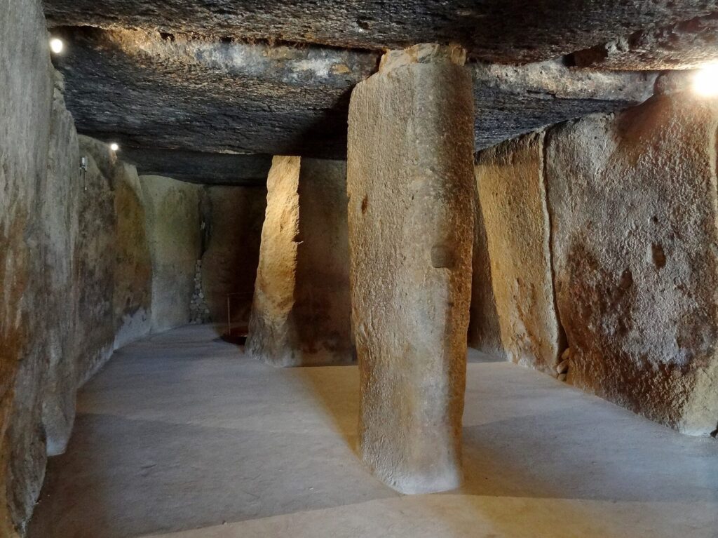 Interior del Dolmen de Menga en Antequera, mostrando la cámara dolménica y los grandes ortostatos del Neolítico