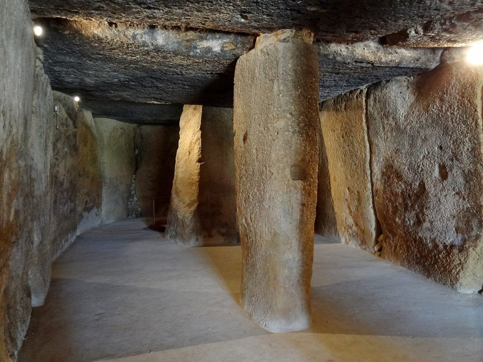 Interior del Dolmen de Menga en Antequera, mostrando la cámara dolménica y los grandes ortostatos del Neolítico