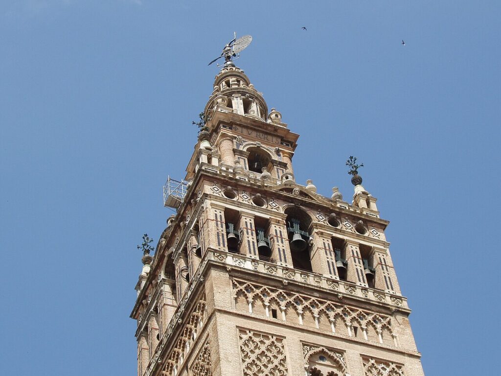 La Giralda de Sevilla, antiguo alminar de la mezquita aljama almohade construido en 1198