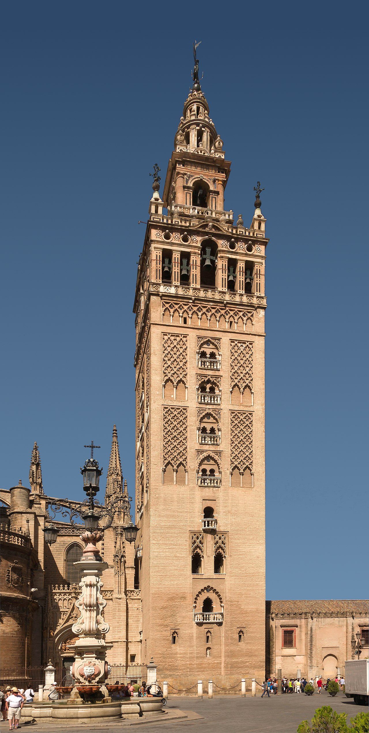 La Giralda de Sevilla, antiguo alminar de la mezquita aljama almohade construido en 1198