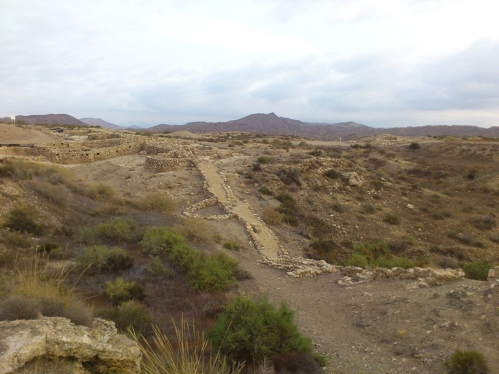 Vista del enclave arqueológico de Los Millares en Almería, con murallas y cabañas reconstruidas del Calcolítico ibérico