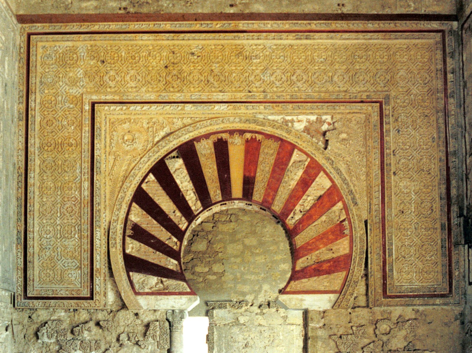 Interior del Salón Rico o Salón de Abderramán III en Medina Azahara, con sus paneles vegetales en mármol blanco labrado y arcos de herradura