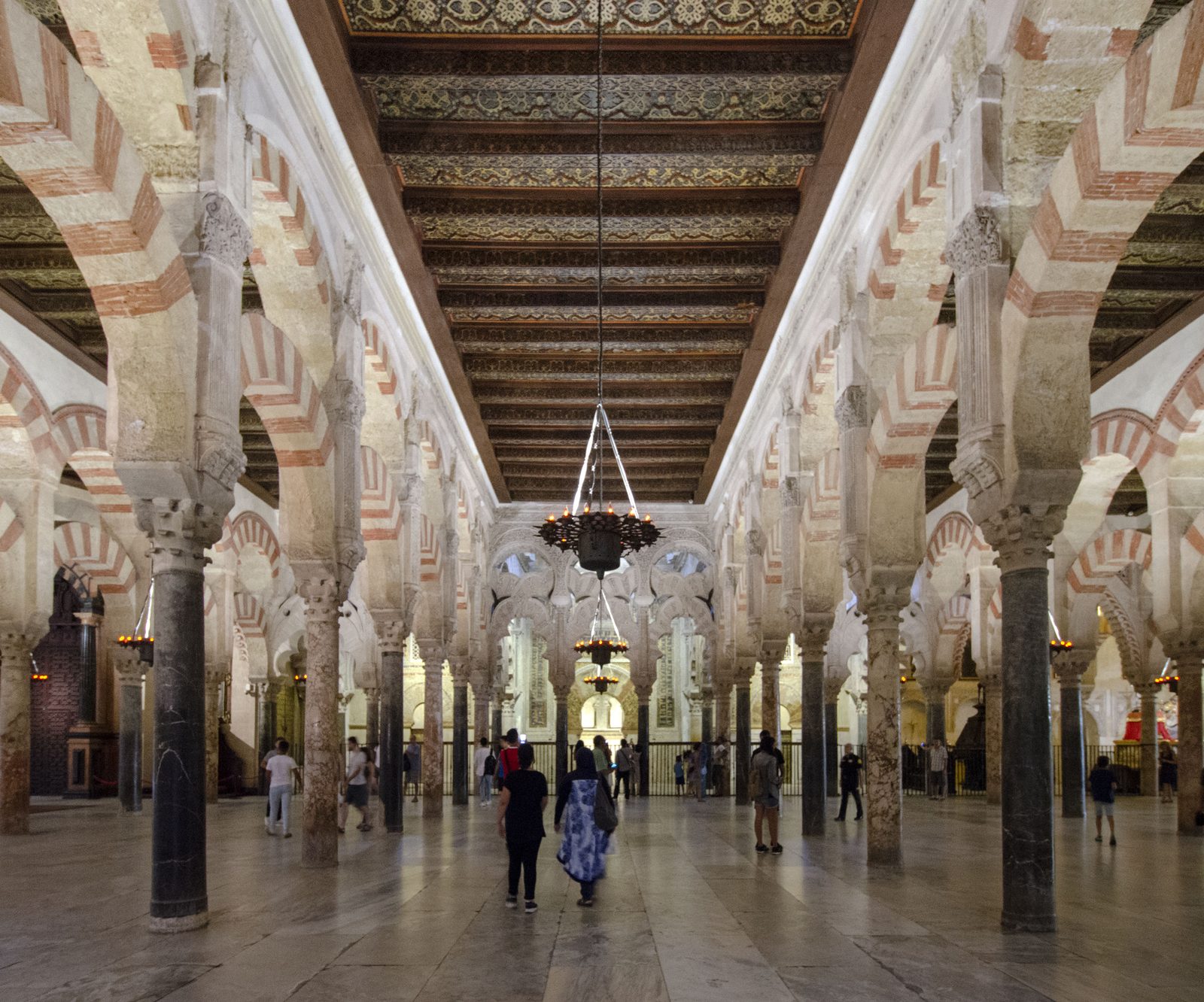 Vista de la nave central de la Mezquita-Catedral de Córdoba en dirección al mihrab, sección añadida por el califa Al-Hakam II en 961