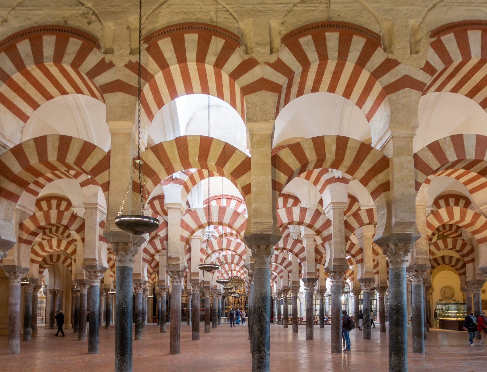 Sala hipóstila de la Mezquita de Córdoba con sus dobles arcos de herradura bicromos en piedra y ladrillo