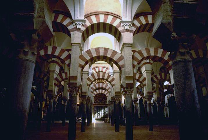Interior de la Mezquita-Catedral de Córdoba, con su bosque de arcos de herradura bicolores. Construida a partir del año 785.