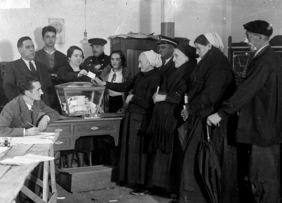 Fotografía histórica de mujeres españolas votando en Eibar el 5 de noviembre de 1933, en el referéndum por el Estatuto de Autonomía vasco