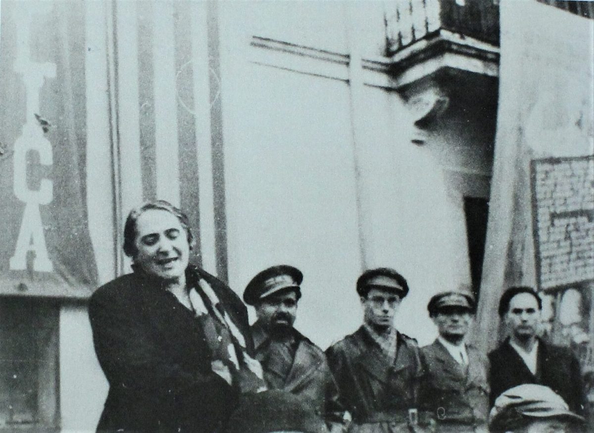 Dolores Ibárruri La Pasionaria despidiendo a los voluntarios de la XIII Brigada Internacional el 15 de octubre de 1938