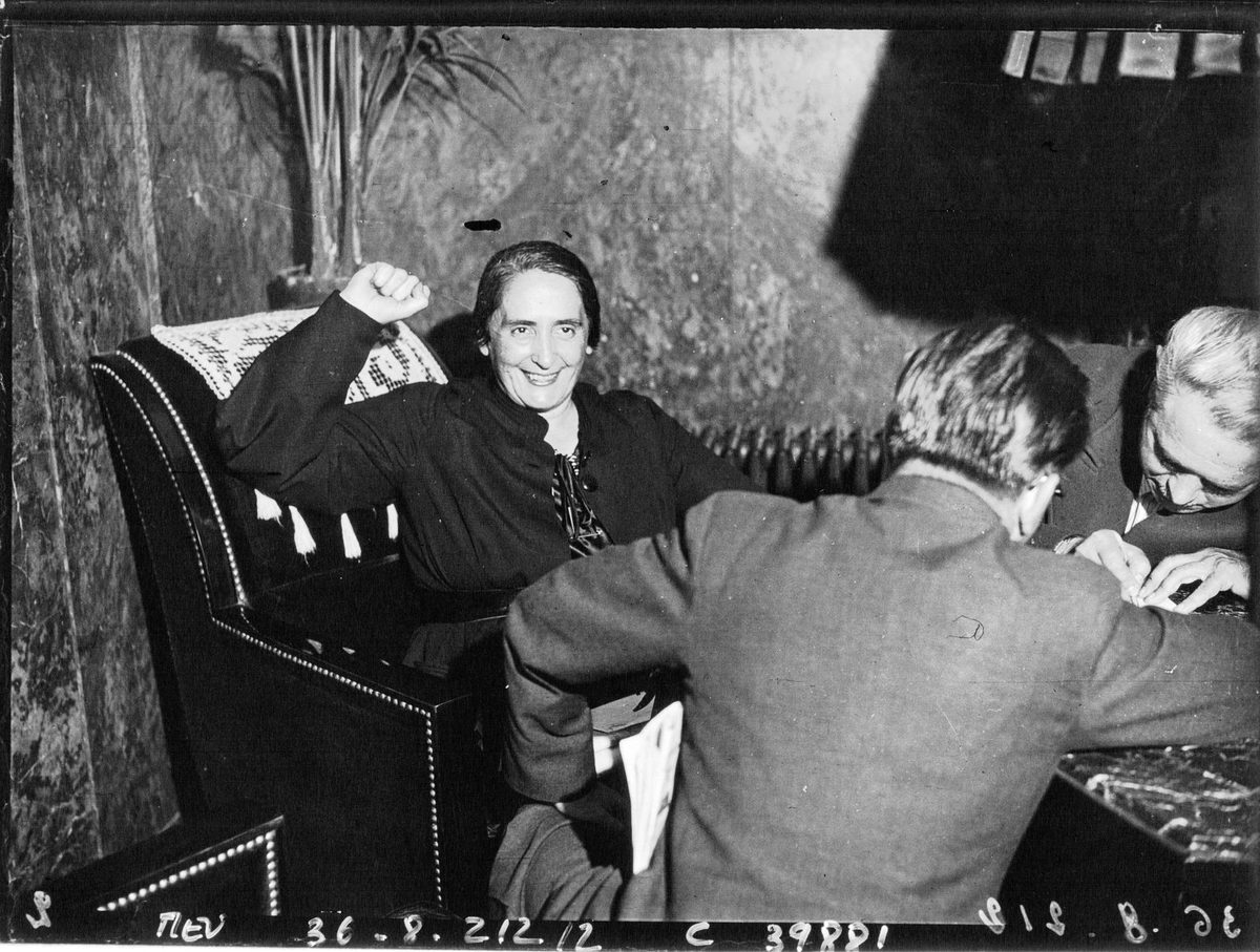 Dolores Ibárruri La Pasionaria fotografiada en París en 1936 con el puño en alto, durante una visita como diputada comunista