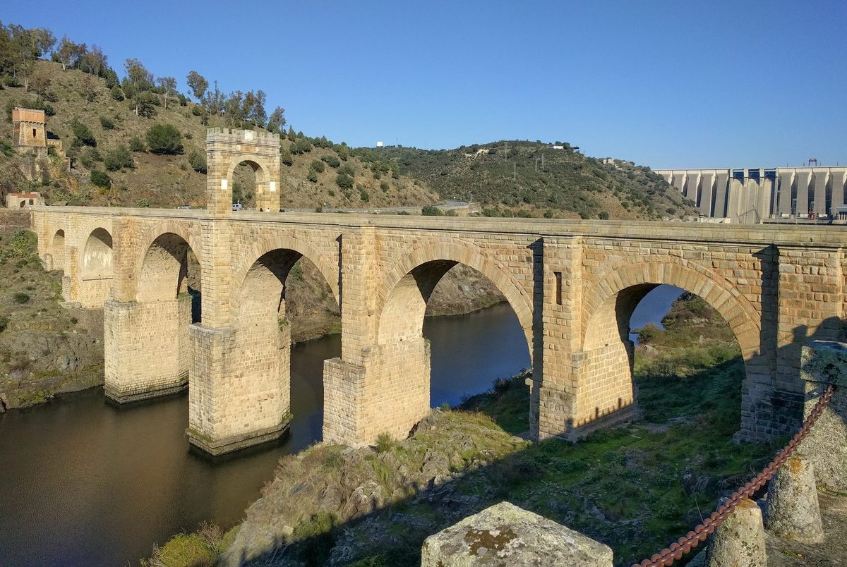Puente romano de Alcántara construido sobre el río Tajo entre 104 y 106 d.C. por orden del emperador Trajano, en Cáceres, Extremadura