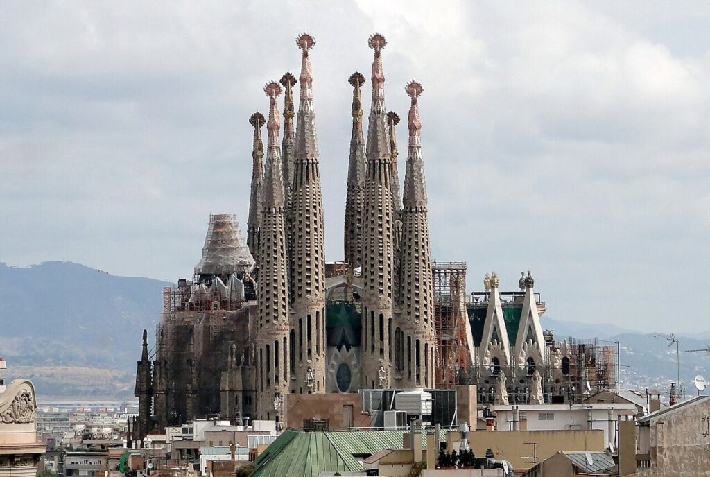 La Sagrada Familia de Antoni Gaudí en Barcelona, icono del Modernismo catalán. En construcción desde 1882.