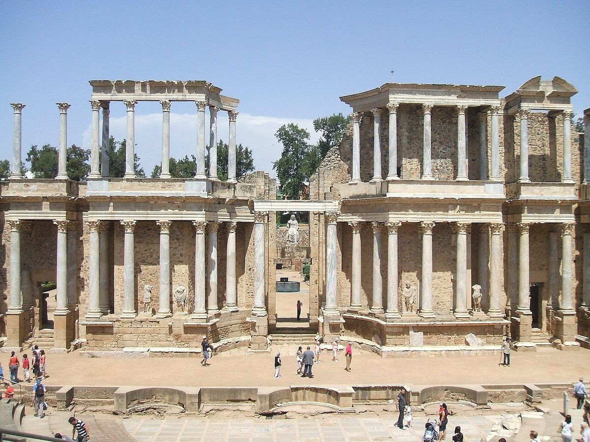 Vista del teatro romano de Mérida, con la scaenae frons en pie, construido entre 16 y 15 a.C. por Marco Vipsanio Agripa en Emerita Augusta, capital de la Lusitania