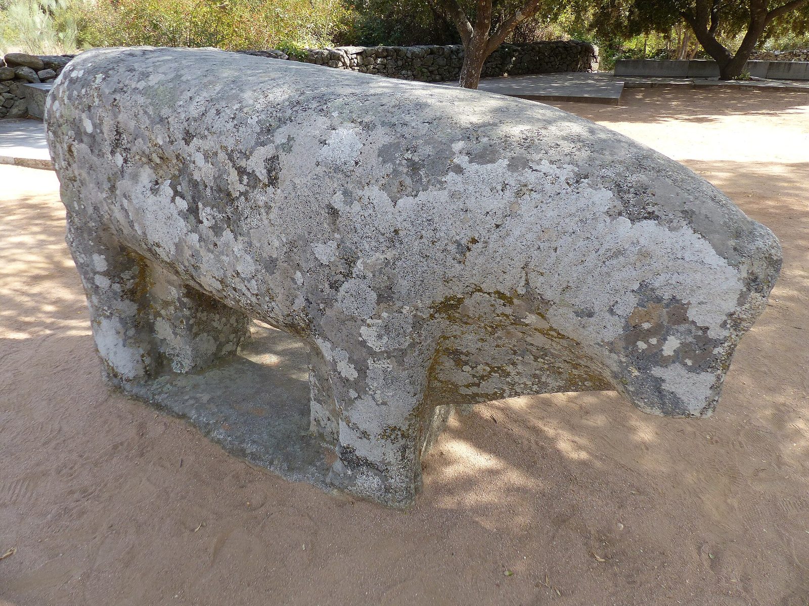 Los cuatro Toros de Guisando, verracos vetones de granito alineados en una pradera de El Tiemblo, Ávila
