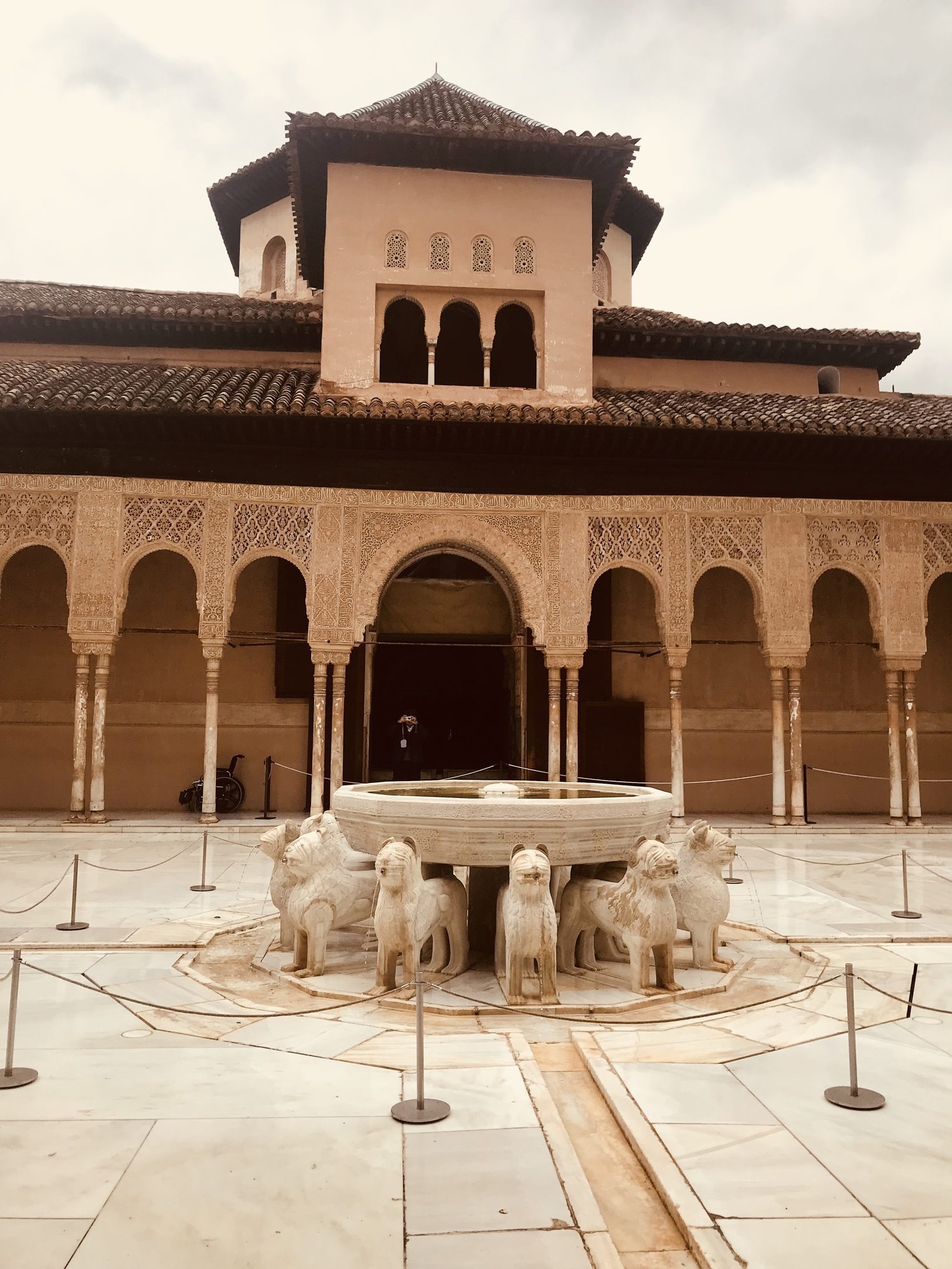 Patio de los Leones en el palacio nazarí de la Alhambra, Granada, arte islámico andalusí