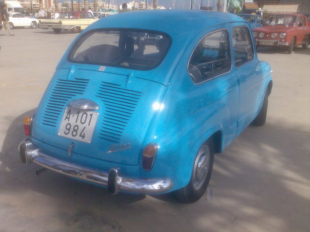 Automóvil SEAT 600 de color claro, icono del desarrollismo y la España contemporánea