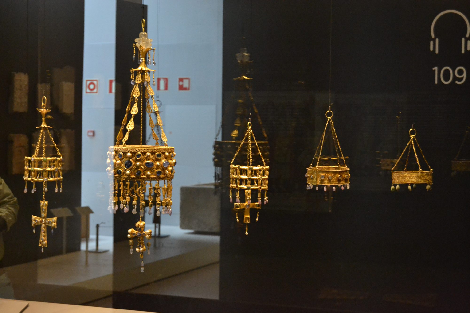 Corona votiva visigoda del rey Recesvinto, Tesoro de Guarrazar, Museo Arqueológico Nacional de Madrid