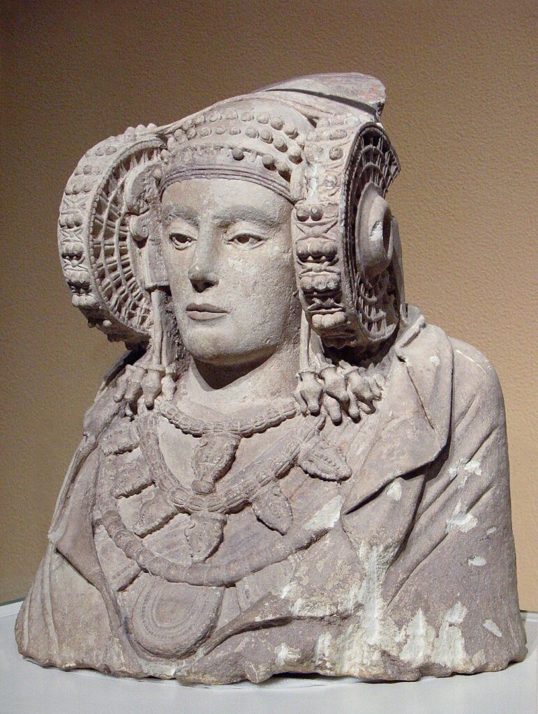 Busto íbero de la Dama de Elche, siglos V-IV a.C., conservado en el Museo Arqueológico Nacional
