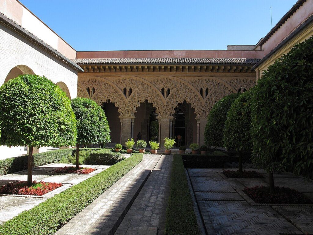 Patio con arcos mixtilíneos del palacio de la Aljafería de Zaragoza, construido por la taifa en el siglo XI
