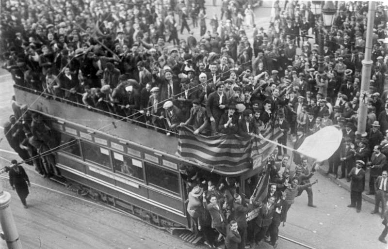 Multitud celebrando la proclamación de la Segunda República española en Madrid el 14 de abril de 1931