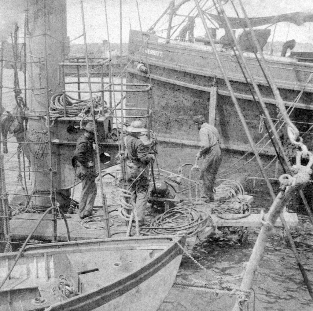 Restos del acorazado USS Maine tras su explosión en el puerto de La Habana el 15 de febrero de 1898